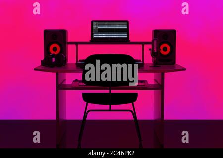 primer plano del micrófono de estudio con monitor de pc fuera de foco con  iluminación de neón. concepto de podcast, grabación y estudio de streaming.  3d renderizar Fotografía de stock - Alamy