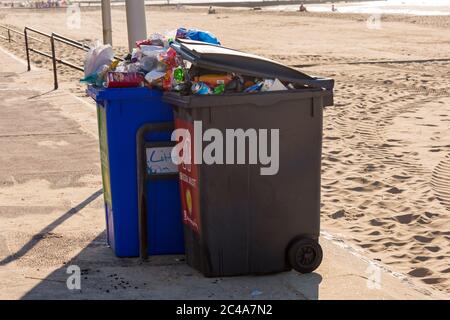 La basura se dejó atrás en el día más caluroso del año durante la ola de calor en Bournemouth Beach, Dorset Reino Unido en junio - basura basura Foto de stock