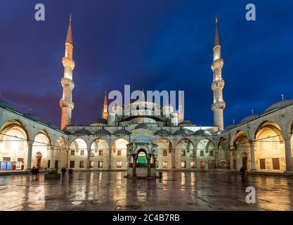Mezquita Azul, Sultán Ahmet Camii por la noche, Sultanahmet, parte europea, Estambul, Turquía Foto de stock