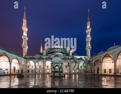 Mezquita Azul, Sultán Ahmet Camii por la noche, Sultanahmet, parte europea, Estambul, Turquía Foto de stock