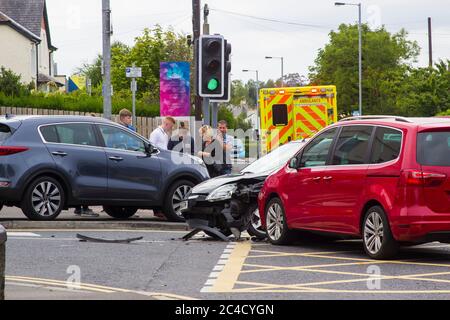 7 de diciembre de 2018 accidente de tráfico de vehículos múltiples en Ballyholme en el condado de Bangor en el norte de Irlanda con dos ambulancias en asistencia. Ver información Foto de stock