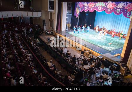 Wuhan, Provincia China de Hubei. 26 de junio de 2020. La gente ve una actuación en el teatro Renmin en Wuhan, provincia de Hubei, en China central, 26 de junio de 2020. Siete teatros reabrieron al público el viernes en Wuhan. Crédito: Xiao Yijiu/Xinhua/Alamy Live News Foto de stock
