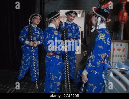 Wuhan, Provincia China de Hubei. 26 de junio de 2020. Los actores se preparan para actuar en el teatro Renmin en Wuhan, provincia de Hubei, en China central, 26 de junio de 2020. Siete teatros reabrieron al público el viernes en Wuhan. Crédito: Xiao Yijiu/Xinhua/Alamy Live News Foto de stock