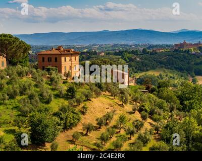 Casas a las afueras de Siena en la campiña toscana. Foto de stock