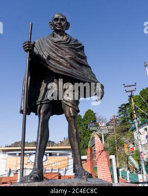 Editorial de fecha : 19 de marzo de 2020, lugar: Mussoorie India. Una estatua de Mahatama Gandhi en Gandhi Chowk en Mussoorie también conocida como Library Chowk. Foto de stock