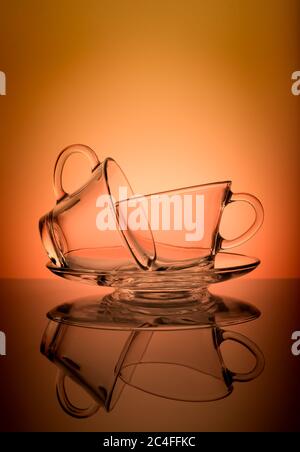 Dos tazas de café transparentes vacías aisladas sobre fondo naranja  Fotografía de stock - Alamy