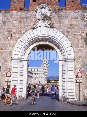La Torre inclinada (Torre pendente di Pisa) y la Catedral (Duomo) a través de la puerta de la muralla de la ciudad, Piazza dei Miracoli, Pisa, Toscana Región, Italia
