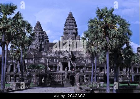 Durante la pandemia de coronavirus, Angkor Wat está abandonado y las ruinas vacías esperan el regreso de los turistas. Parque Arqueológico de Angkor, Provincia de Siem Reap, Camboya. 16 de junio de 2020. © Kraig Lieb Foto de stock