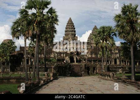 Durante la pandemia de coronavirus, Angkor Wat está abandonado y las ruinas vacías esperan el regreso de los turistas. Parque Arqueológico de Angkor, Provincia de Siem Reap, Camboya. 16 de junio de 2020. © Brooks Lieb Foto de stock