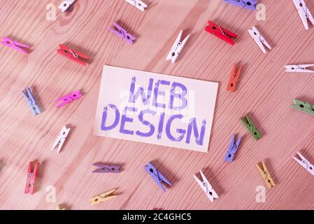 Texto a mano Diseño Web. Creación de páginas web con foto conceptual que incluye diseño, contenido y gráficos ropa colorespin papeles vacío recordatorio w Foto de stock