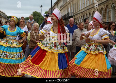 Los bailarines del grupo Afon Sistema actúan con vestimenta tradicional en Bath Carnival, Somerset, Inglaterra, Reino Unido.15 de julio,2017