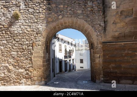 Arco de las Escuelas o de San León en la calle Conde Romanones, Baeza, provincia de Jaén, Andalucía, España