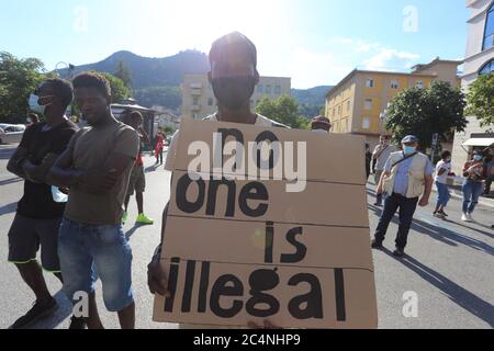 Cassino, italia - 27 giugno 2020: Las vidas de los negros importan
