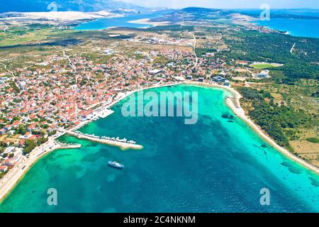 Ciudad de la playa de Novalja y frente al mar en la isla de Pag vista aérea, Dalmacia región de Croacia Foto de stock