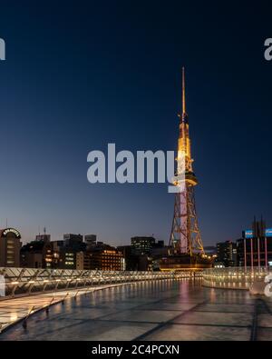 Nagoya, Aichi, Japón - Torre de TV de Nagoya, la torre de TV más antigua de Japón. Situado en el centro del Parque Hisaya Ōdori. Estructura de referencia por la noche.