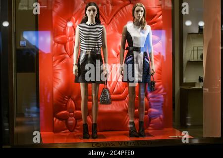 Milán, Italia - 13 de enero de 2020: Louis Vuitton muestra de trajes de  mujer Fotografía de stock - Alamy