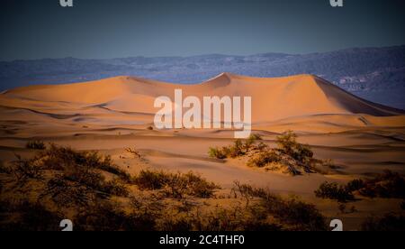 Hermosas dunas de arena Mesquite en el Valle de la muerte California