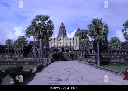 Durante la pandemia del coronavirus, Angkor Wat está abandonado. Un arco iris aparece al sur del templo mientras las ruinas vacías esperan el regreso de los turistas. Parque Arqueológico de Angkor, Provincia de Siem Reap, Camboya. 16 de junio de 2020. © Kraig Lieb Foto de stock