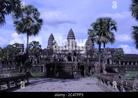 Durante la pandemia de coronavirus, Angkor Wat está abandonado y las ruinas vacías esperan el regreso de los turistas. Parque Arqueológico de Angkor, Provincia de Siem Reap, Camboya. 16 de junio de 2020. © Kraig Lieb Foto de stock