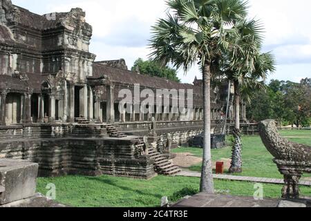 Durante la pandemia de coronavirus, Angkor Wat está abandonado y las ruinas vacías esperan el regreso de los turistas. Parque Arqueológico de Angkor, Provincia de Siem Reap, Camboya. 16 de junio de 2020. © Brooks Lieb Foto de stock