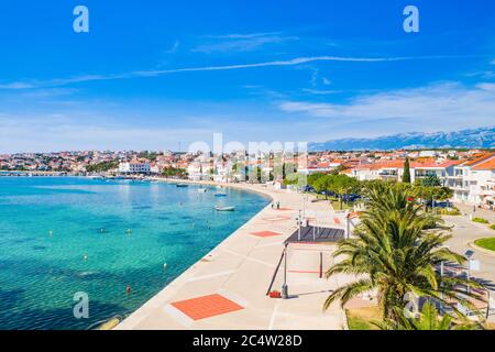 Croacia, hermosa costa adriática, ciudad de Novalja en la isla de Pag, centro de la ciudad y vistas aéreas del puerto deportivo Foto de stock