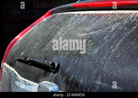 limpiaparabrisas trasero con coche sucio Fotografía de stock - Alamy