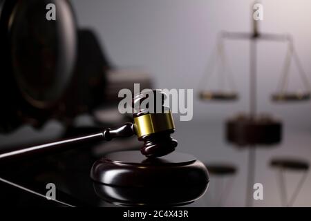 Composición de símbolos de ley. La gavel de Judege y la escala de la justicia. Foto de stock