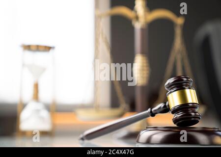 Composición de símbolos de ley. La gavel de Judege y la escala de la justicia. Foto de stock