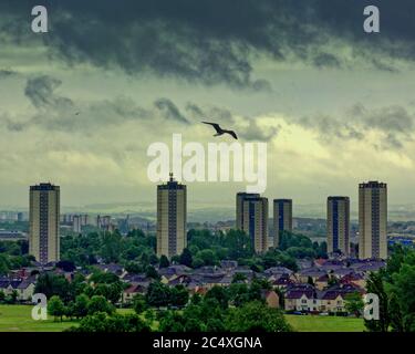 Glasgow, Escocia, Reino Unido 29 de junio de 2020: Reino Unido Clima: Lluvia intensa y nubes de tormenta sobre las torres Scotstoun vivienda del consejo y el sur de la ciudad. Gerard Ferry/Alamy Live News
