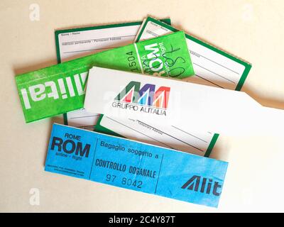ROMA, ITALIA - ALREDEDOR DE JUNIO de 2020: Etiquetas de equipaje de la  aerolínea Alitalia Fotografía de stock - Alamy