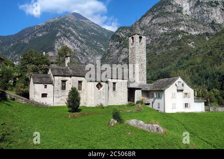 Pequeña iglesia tradicional en Lavizzara, Vallemaggia, cantón de Ticino, Suiza