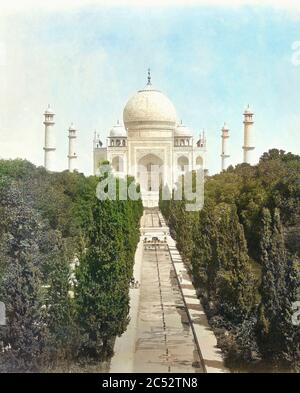 El Taj Mahal, Agra, Uttar Pradesh, India a mediados del siglo 19. Detalle de una fotografía del fotógrafo inglés Samuel Bourne, 1834 - 1912. Colorización posterior. Foto de stock