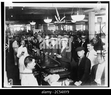 Interior de un bar abarrotado, momentos antes de la medianoche, el 30 de junio de 1919, cuando entró en vigor la prohibición de la guerra la ciudad de Nueva York Foto de stock