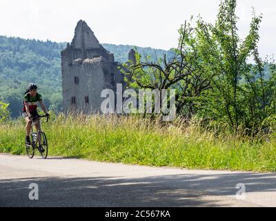 Ciclista de carreras en una estrecha carretera de montaña en la Selva Negra Media, cerca de Emmendingen, Baden-Württemberg Foto de stock