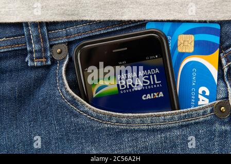 Florianopolis, Brasil - 27 de junio de 2020: Primer plano de móvil y dinero  en el bolsillo. Traducir: La amada patria de Brasil - Gobierno Federal -  Caixa. Infierno Fotografía de stock - Alamy