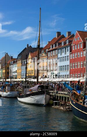 Vista a lo largo de Nyhavn (puerto nuevo) Canal bordeado con botes y antiguas casas del comerciante Foto de stock