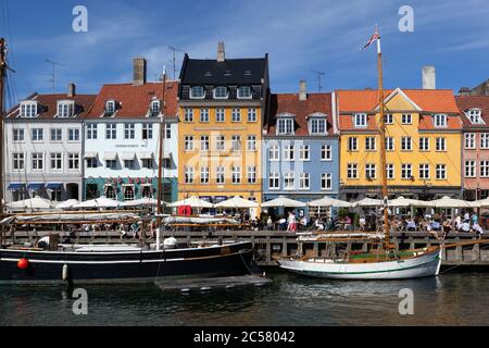 Vista sobre el canal Nyhavn (New Harbor) bordeado de barcos y casas de antiguos comerciantes Foto de stock