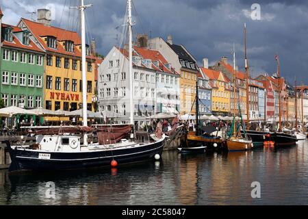 Vista a lo largo de Nyhavn (puerto nuevo) Canal bordeado con botes y antiguas casas del comerciante Foto de stock