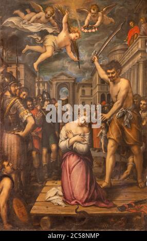 RAVENNA, ITALIA - 28 DE ENERO de 2020: La pintura de la decapitación de Santa Margarita de Antioquía en la iglesia Basílica de Santa María del Porto. Foto de stock
