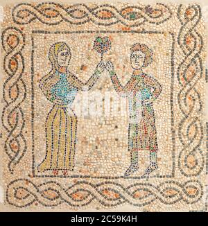 RAVENNA, ITALIA - 29 DE ENERO de 2020: El detalle del pavimento de mosaico cristiano temprano de la construcción de ancianos en la Chiesa di San Giovanni Evangelista. Foto de stock