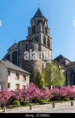 Francia, Correze, Uzerche, iglesia Saint Pierre, valle del Vezere Foto de stock