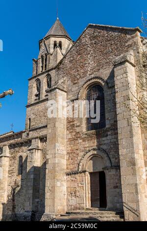 Francia, Correze, Uzerche, iglesia Saint Pierre, valle del Vezere Foto de stock