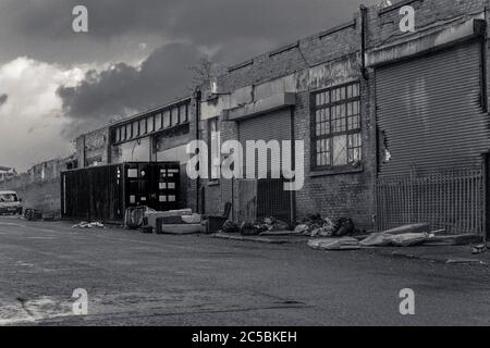 Zonas industriales, docklands, descuidado, feo bonito, muelles de río Mersey, muelles de trabajo, edificios antiguos, carreteras descuidadas, industria, Foto de stock