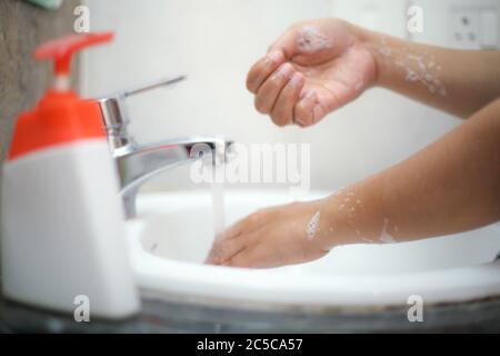 Lávese las manos con jabón líquido suavemente para evitar las retroterapias y las infecciones