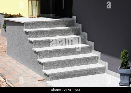 Blockstufentreppe mit Sockel aus Buntsteinputz als Eingangstreppe an einem Wohnhaus Foto de stock