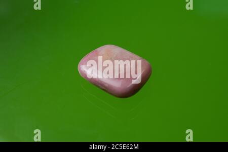 un hermoso ópalo rosa de perú con una superficie brillante Foto de stock