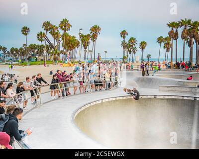 Skateboarding en Venice Beach skate Park los Angeles, California Foto de stock