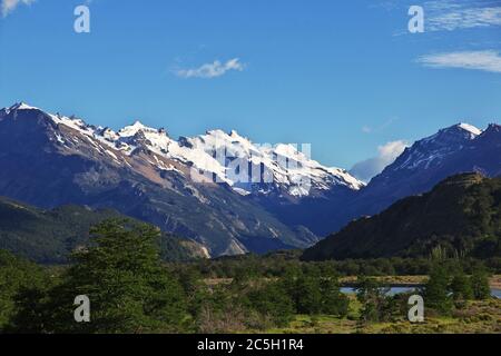 La vista sobre las montañas, el pueblo de el Chalten en la Patagonia, Argentina