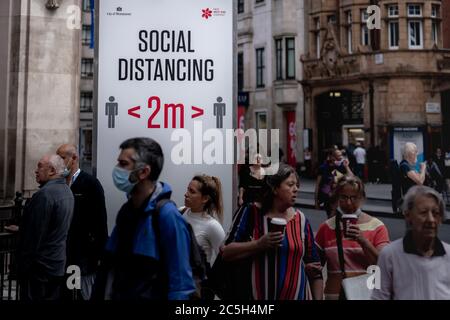 Señal de concienciación social de 2 m en Oxford Street. Medidas temporales para proteger a las empresas y a los usuarios de la calle. Londres, Reino Unido. Foto de stock
