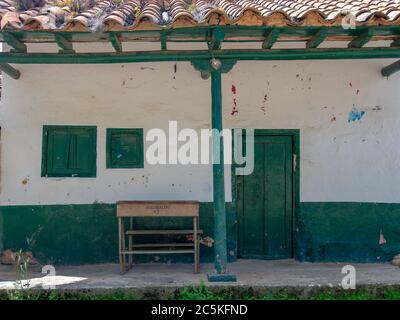 Un antiguo mostrador escolar se dejó delante de una casa en la ciudad colonial de Chiquiza, en la provincia de Boyacá Central, parte del Departamento Colombiano de Boya Foto de stock